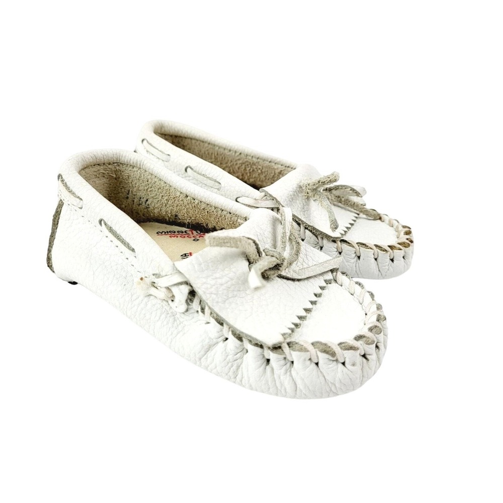 Minnetonka‎ Toddler White Leather Moccasins - Size 5 (toddler)